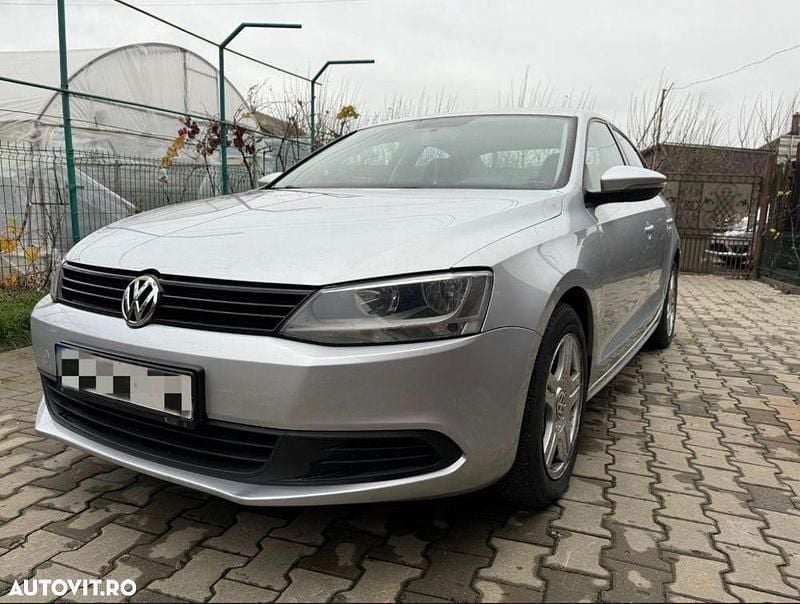 Culoareargint Utilizat 2013 VW Jetta Comfortline Berlinǎ | 6.200 EUR (Preț bun) - Imagine 1/4