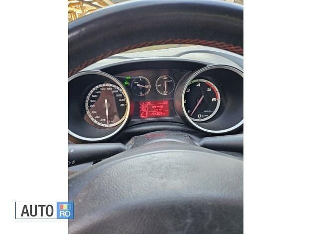 Second-hand Alfa Romeo Giulietta 140 CP (102 kW) 2011 Rosu Hatchback