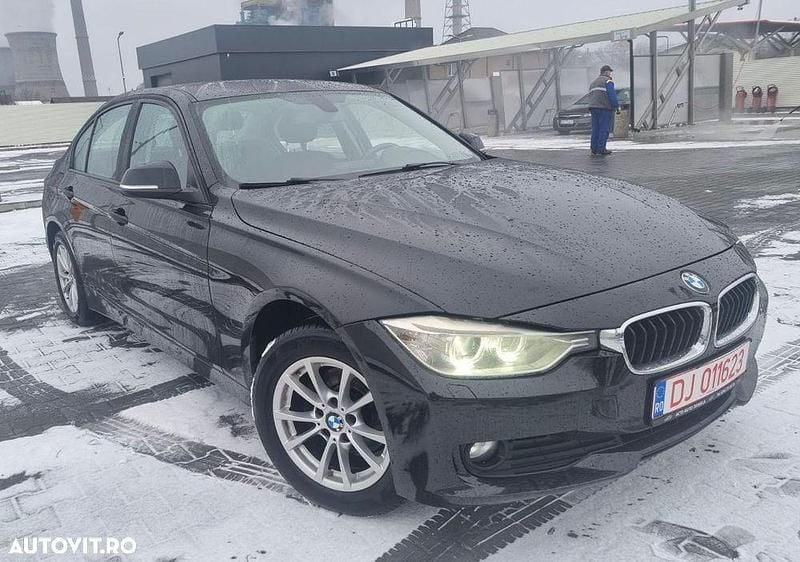 Culoarenegru Utilizat 2012 BMW 318 Exclusive Berlinǎ | 8.200 EUR (Preț bun) - Imagine 1/4