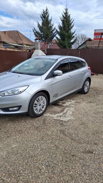 Gri Utilizat 2017 Ford Focus Hatchback | 8.800 EUR (Preț OK) - Imagine 1/4