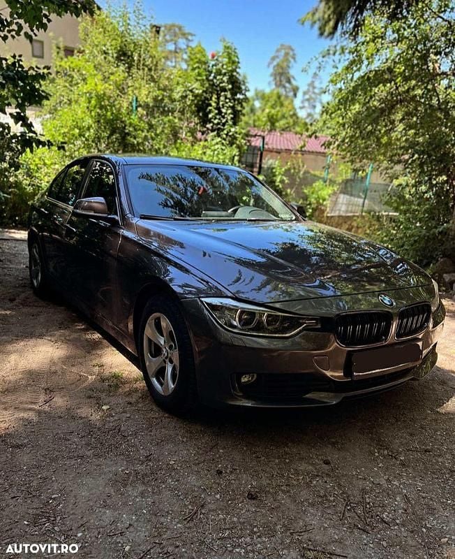 Maro Utilizat 2013 BMW 320 Efficient Dynamics Berlinǎ | 10.999 EUR (Preț OK) - Imagine 1/4
