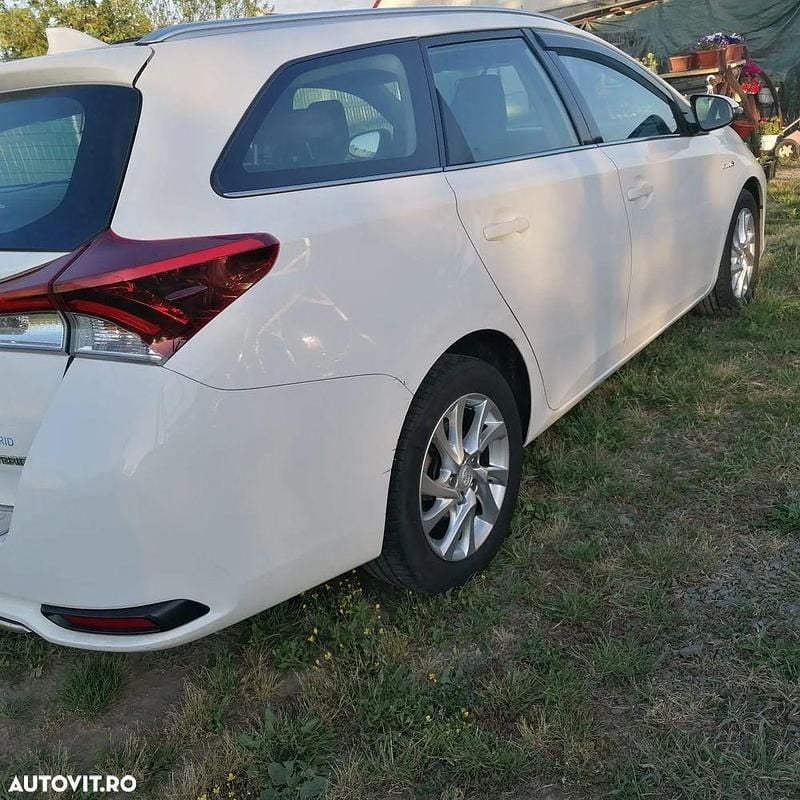 Second-hand Toyota Auris Hybrid Luna 99 CP (72 kW) 2016 Culoarealb Break
