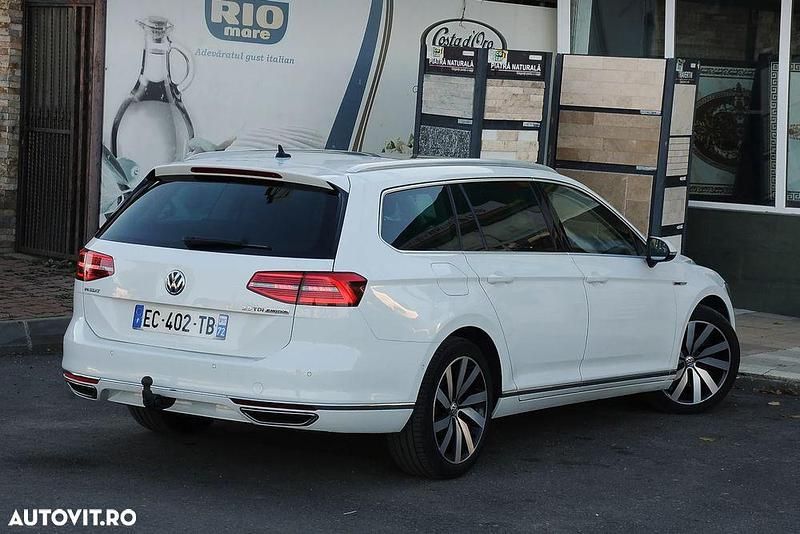 Second-hand VW Passat Highline 240 CP (176 kW) 2016 Culoarealb Break