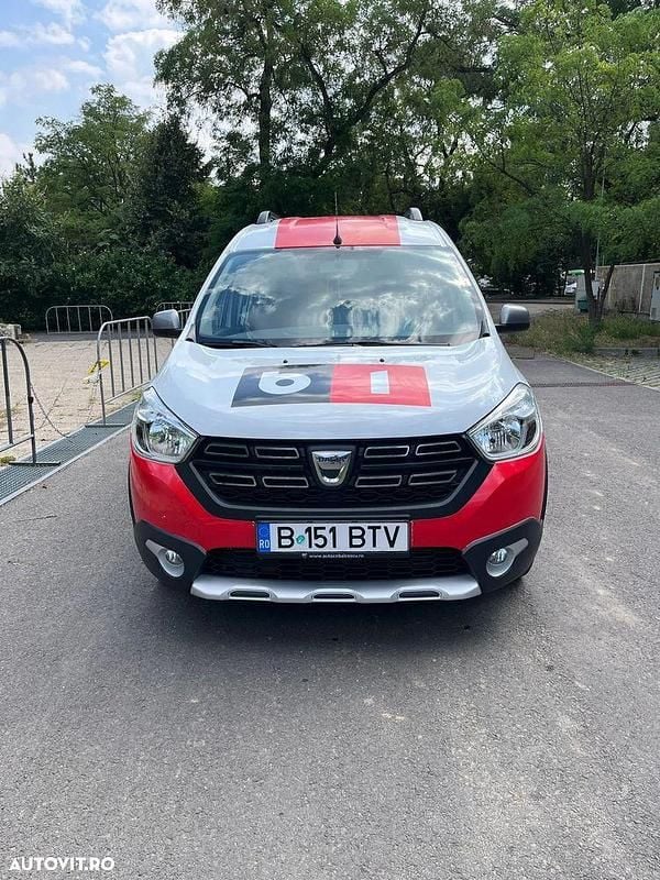 Alb Utilizat 2021 Dacia Dokker Stepway Van | 12.900 EUR (Scump) - Imagine 1/4