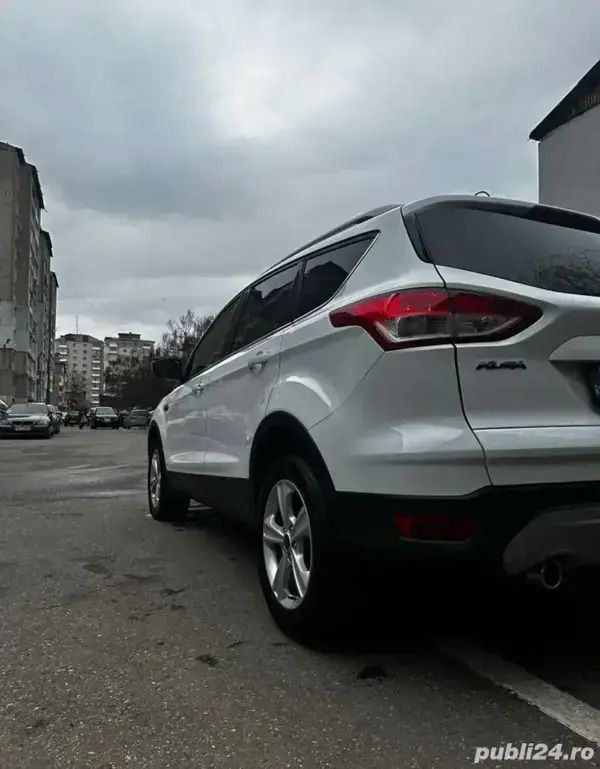 Alb Utilizat 2015 Ford Kuga SUV | 10.200 EUR (Preț bun) - Imagine 1/4