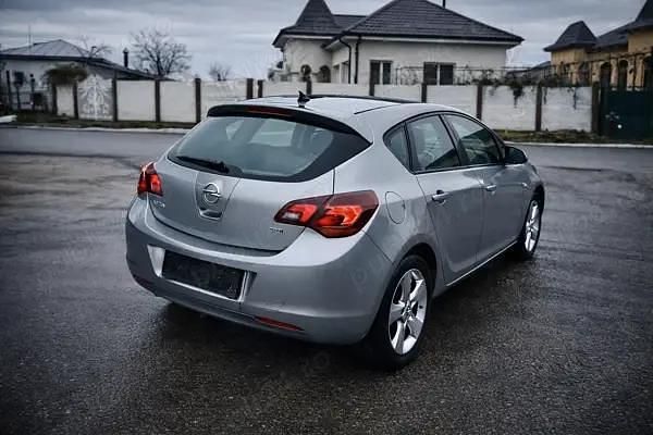 Second-hand Opel Astra 110 CP (80 kW) 2010 Berlinǎ