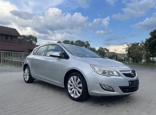 Utilizat 2010 Opel Astra Hatchback | 4.350 EUR (Scump) - Imagine 1/4