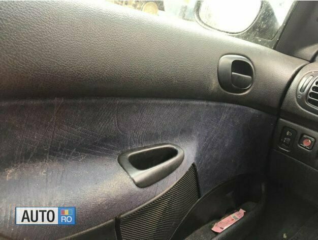 Second-hand Peugeot 206 68 CP (50 kW) 2003 Argintiu Hatchback