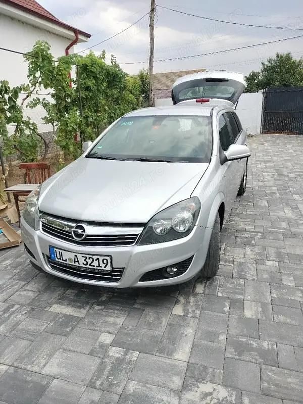 Second-hand Opel Astra 125 CP (91 kW) 2010 Gri Hatchback