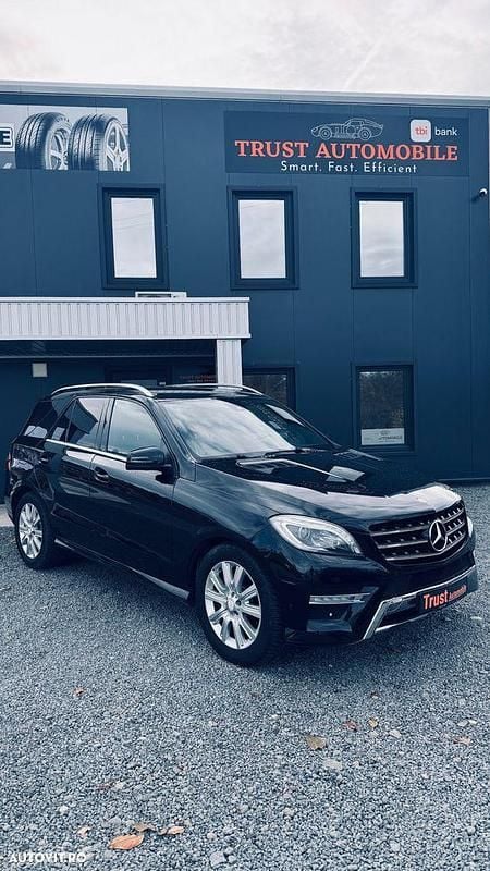 Culoarenegru Utilizat 2013 Mercedes ML350 SUV | 14.990 EUR (Preț bun) - Imagine 1/4