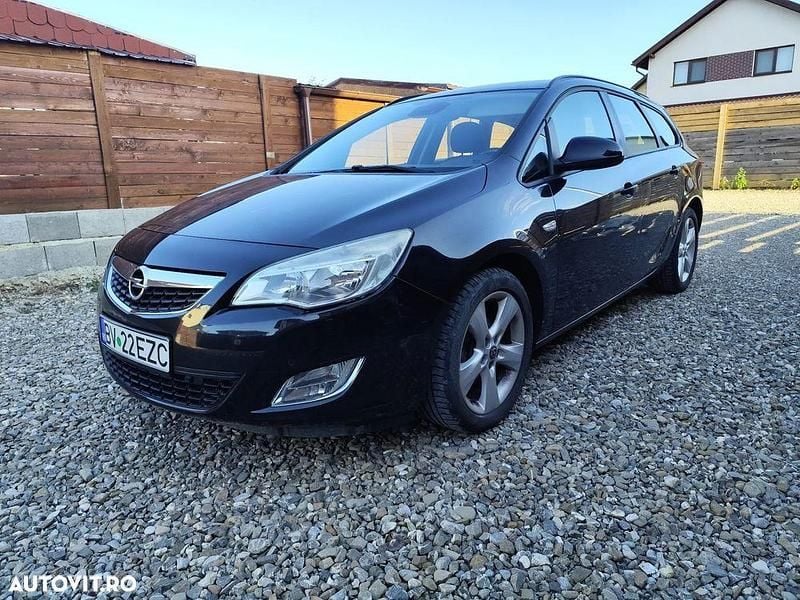 Culoarenegru Utilizat 2011 Opel Astra Selection Break | 2.799 EUR (Preț bun) - Imagine 1/4