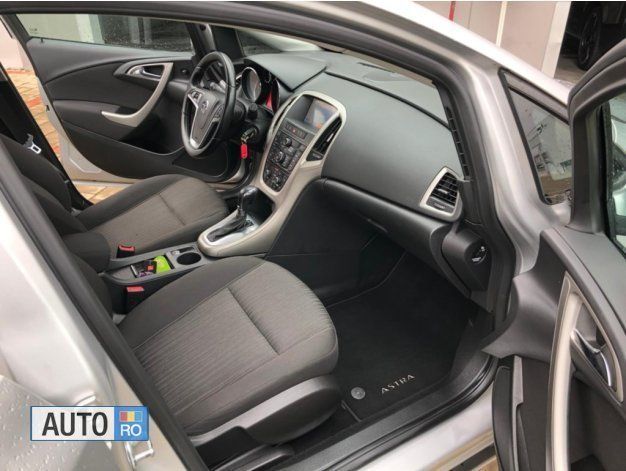 Second-hand Opel Astra 121 CP (88 kW) 2013 Argintiu