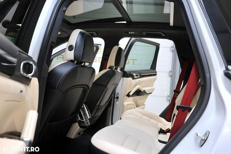 Second-hand Porsche Cayenne 440 CP (323 kW) 2015 Culoarealb SUV
