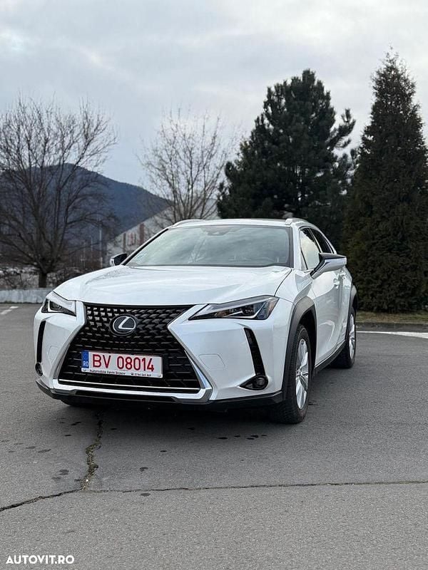 Second-hand Lexus UX 250h E-FOUR 184 CP (135 kW) 2021 Culoarealb SUV