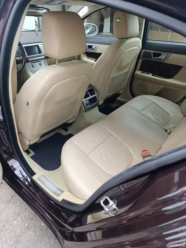 Second-hand Jaguar XF 211 CP (155 kW) 2011 Rosu Berlinǎ