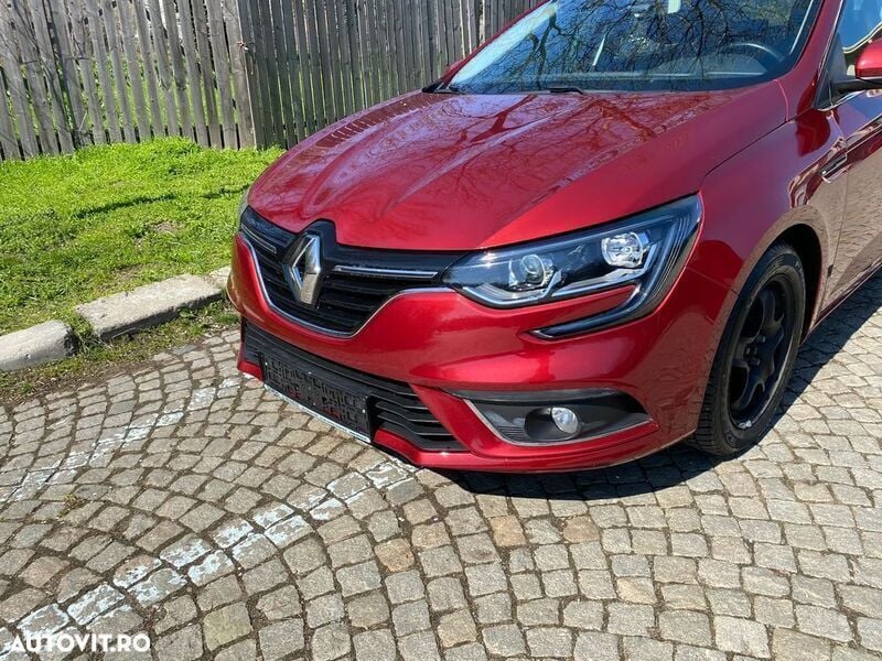 Rosu Utilizat 2018 Renault Mégane IV Zen Berlinǎ | 9.000 EUR (Super Preț) - Imagine 1/4