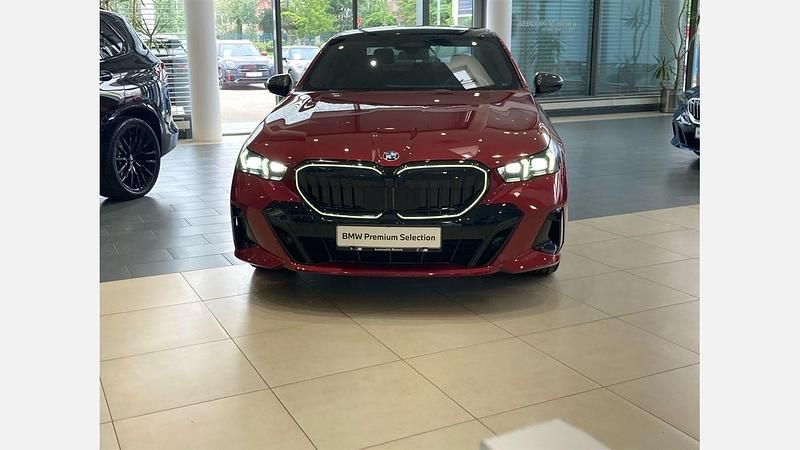 Second-hand BMW 540 Comfort Edition 286 CP (210 kW) 2024 Dragon fire red metallic metalizat Berlinǎ