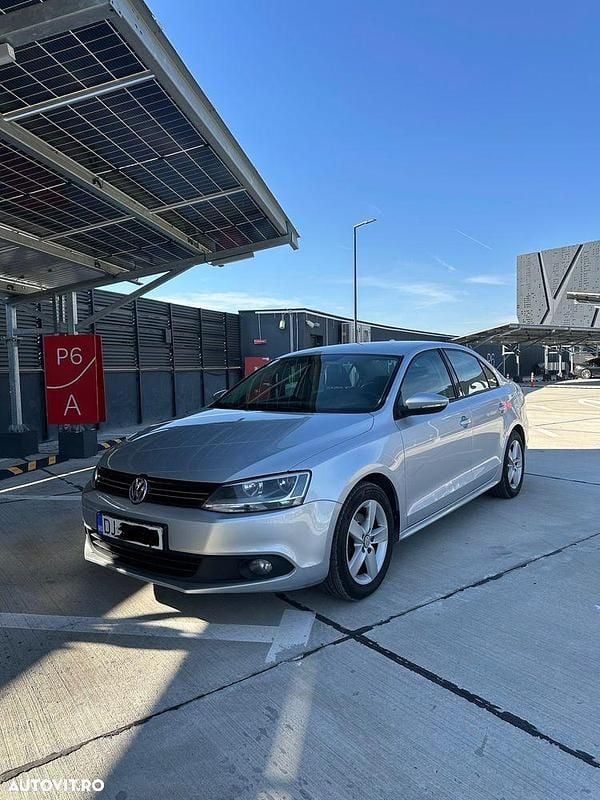 Second-hand VW Jetta Life 105 CP (77 kW) 2011 Culoareargint Berlinǎ