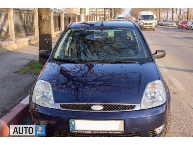 Second-hand Ford Fiesta Ghia 68 CP (50 kW) 2005 Albastru Hatchback