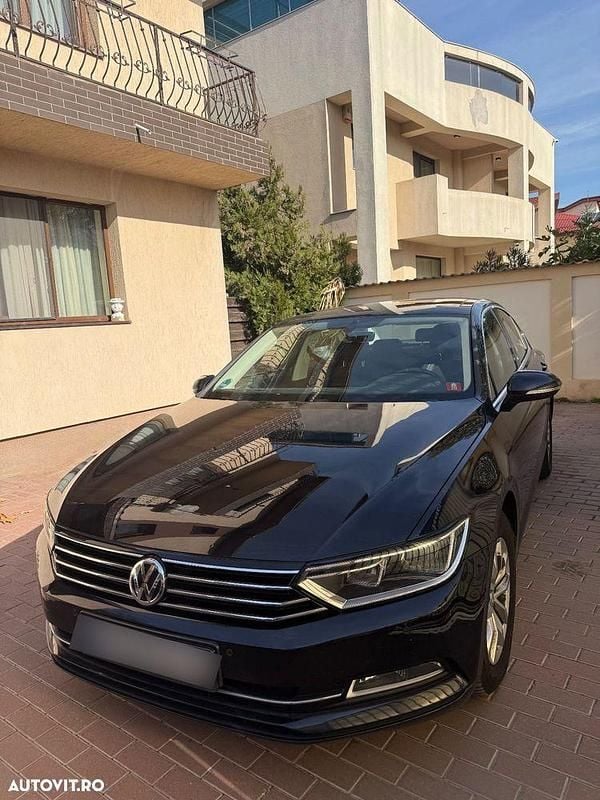 Culoarenegru Utilizat 2018 VW Passat Comfortline Berlinǎ | 14.900 EUR (Preț bun) - Imagine 1/4