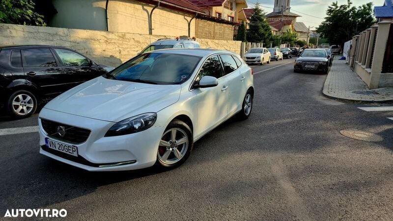 Alb Utilizat 2015 Volvo V40 Momentum Break | 7.450 EUR (Preț OK) - Imagine 1/4
