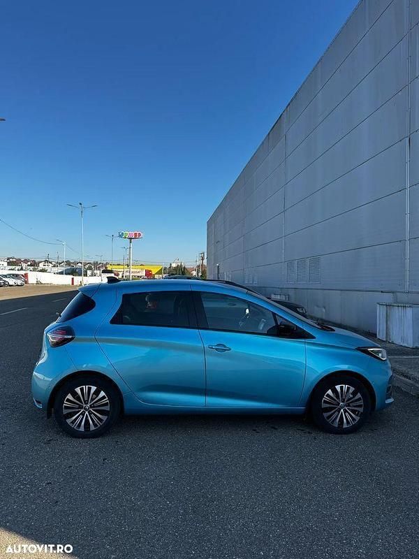Second-hand Renault Zoe Iconic 99 kW (135 CP) 2022 Culoarealbastru Hatchback