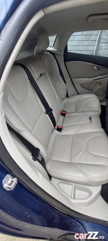 Second-hand Volvo V40 116 CP (85 kW) 2014 Albastru Hatchback