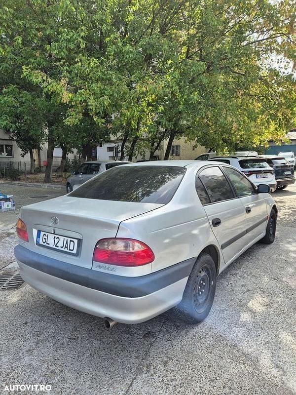 Second-hand Toyota Avensis Terra 110 CP (80 kW) 2001 Culoareargint Berlinǎ