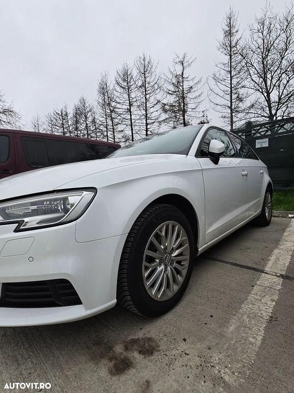 Second-hand Audi A3 Sport 116 CP (85 kW) 2018 Culoarealb Berlinǎ
