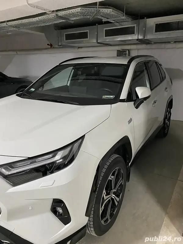 Second-hand Toyota RAV4 Hybrid Style 306 CP (225 kW) 2023 Culoarealb SUV