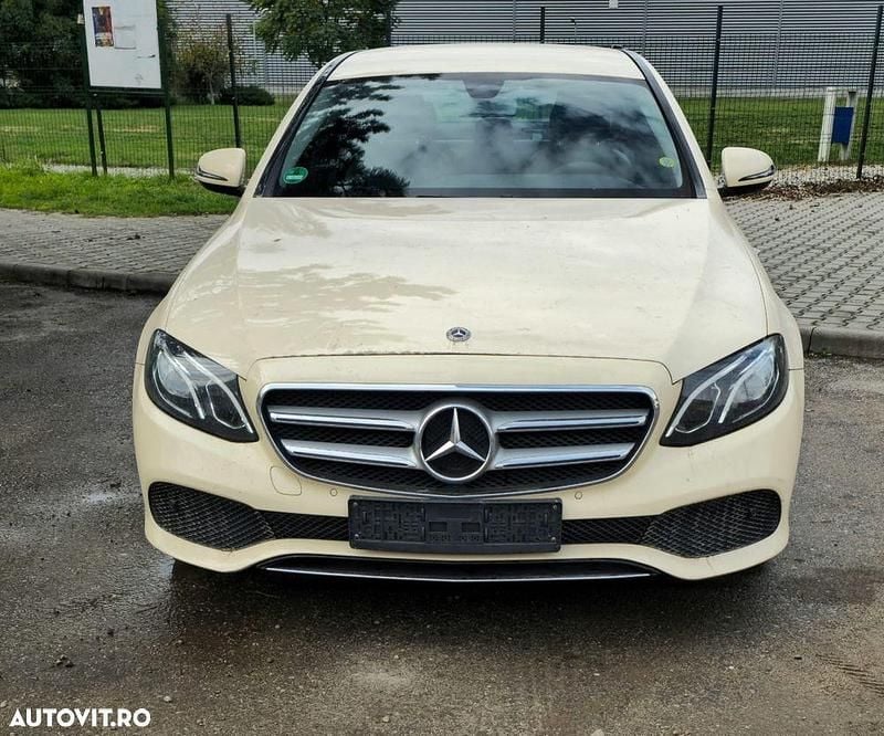 Culoarenegru Utilizat 2019 Mercedes E220 AMG line Berlinǎ | 11.500 EUR - Imagine 1/4