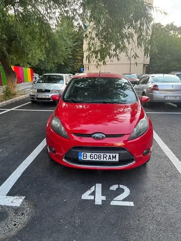 Rosu Utilizat 2012 Ford Fiesta Hatchback | 3.900 EUR (Preț bun) - Imagine 1/4