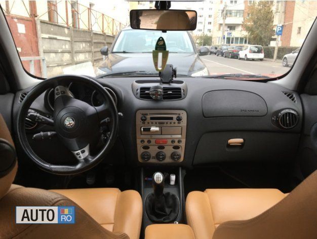 Second-hand Alfa Romeo 147 105 CP (77 kW) 2004 Bej Hatchback
