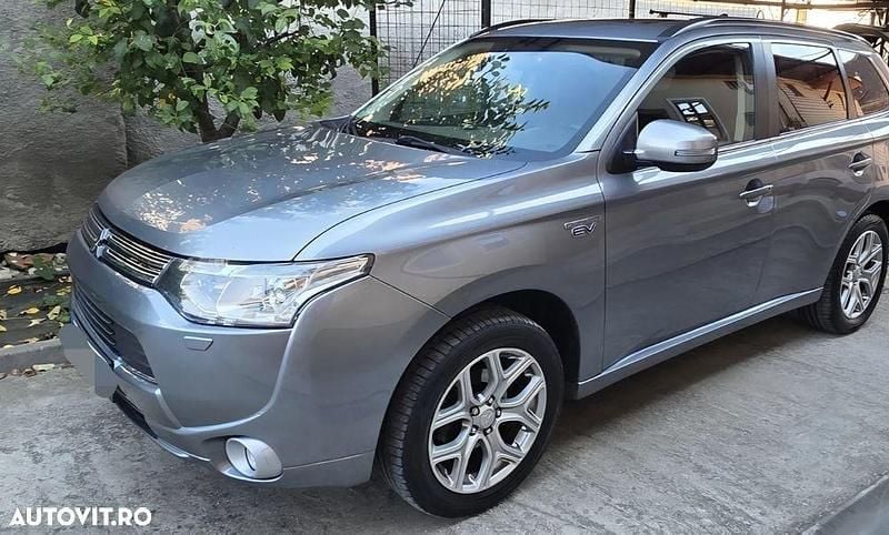 Culoaregri Utilizat 2014 Mitsubishi Outlander P-HEV SUV | 8.800 EUR (Preț bun) - Imagine 1/4