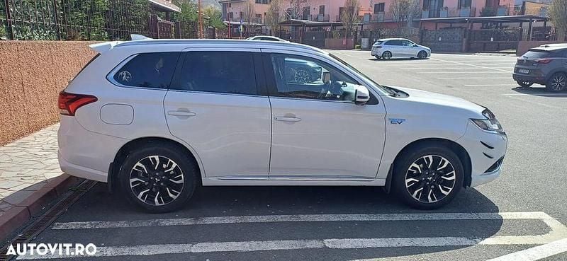 Second-hand Mitsubishi Outlander P-HEV 121 CP (88 kW) 2018 Culoarewhite SUV