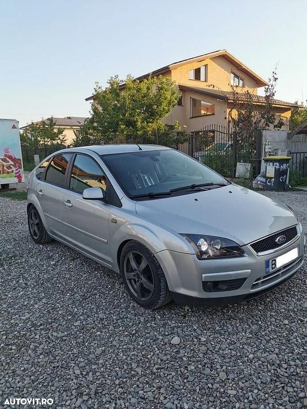 Culoaregri Utilizat 2006 Ford Focus Ghia Hatchback | 1.700 EUR (Preț bun) - Imagine 1/4