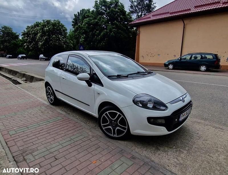 Culoarealb Utilizat 2011 Fiat Punto More Hatchback | 3.400 EUR - Imagine 1/4