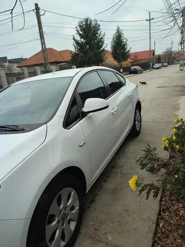 Second-hand Opel Astra 110 CP (80 kW) 2014 Alb Berlinǎ