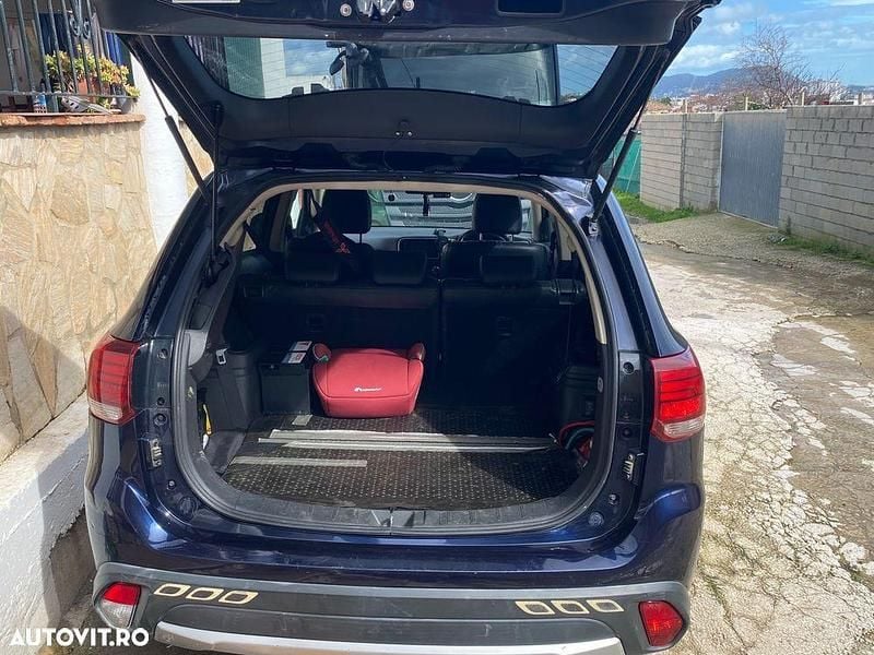 Second-hand Mitsubishi Outlander Classic Collection Plus 150 CP (110 kW) 2017 Culoarealbastru SUV