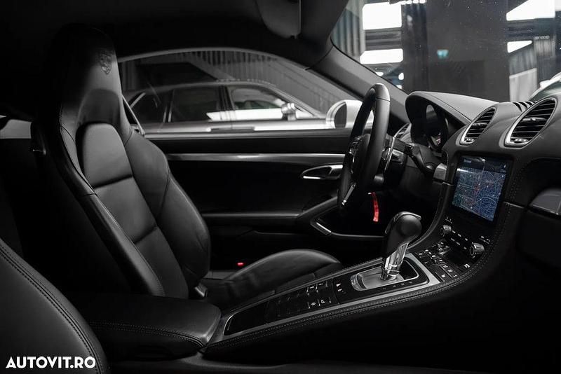 Second-hand Porsche Cayman 300 CP (220 kW) 2024 Culoareargint Coupe