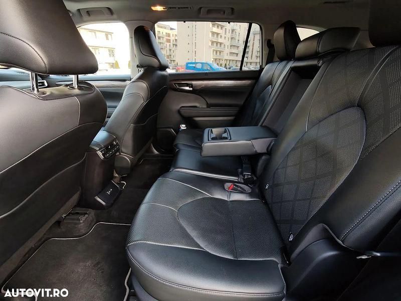 Second-hand Toyota Highlander Luxury 248 CP (182 kW) 2023 Culoarealb SUV