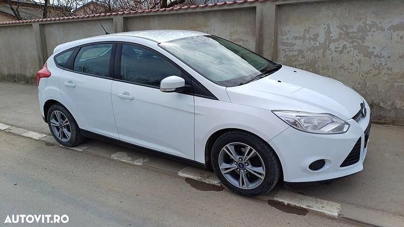 Culoarealb Utilizat 2014 Ford Focus Hatchback | 5.600 EUR (Preț bun) - Imagine 1/4