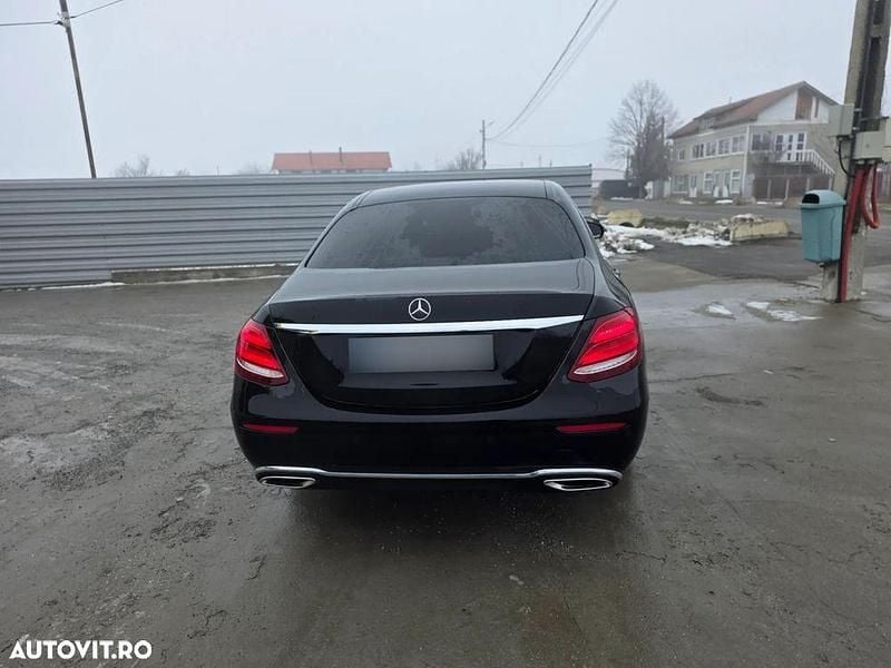 Culoarenegru Utilizat 2016 Mercedes E220 Berlinǎ | 18.600 EUR (Super Preț) - Imagine 1/4
