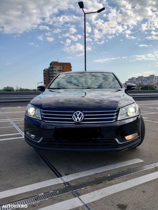 Culoarenegru Utilizat 2013 VW Passat Highline Berlinǎ | 7.800 EUR (Preț bun) - Imagine 1/4