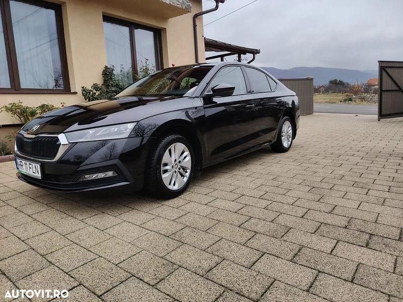 Culoarenegru Second-hand 2023 Skoda Octavia Hatchback | 21.000 EUR (Puțin scump) - Imagine 1/4