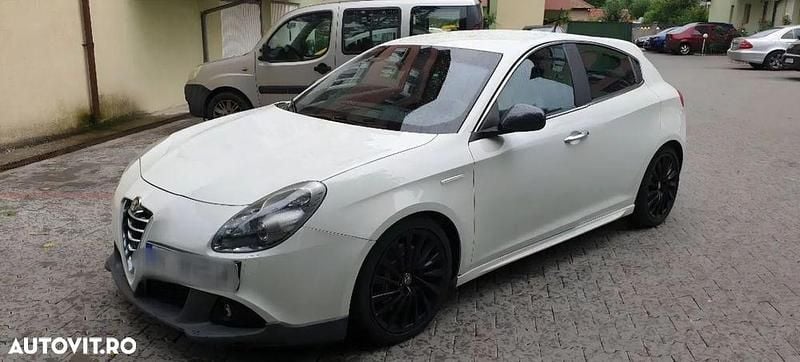 Second-hand Alfa Romeo Giulietta Distinctive 105 CP (77 kW) 2011 Culoarealb Hatchback