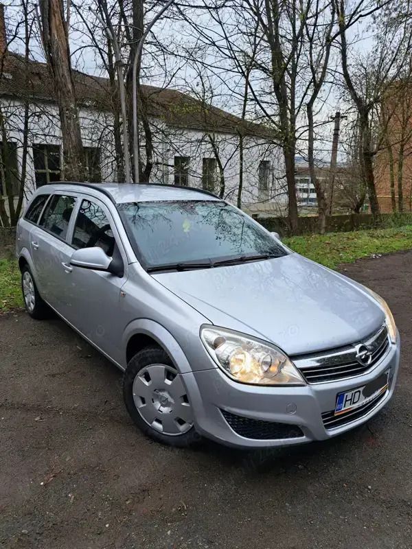 Utilizat 2010 Opel Astra Break | 1.900 EUR (Preț bun) - Imagine 1/4