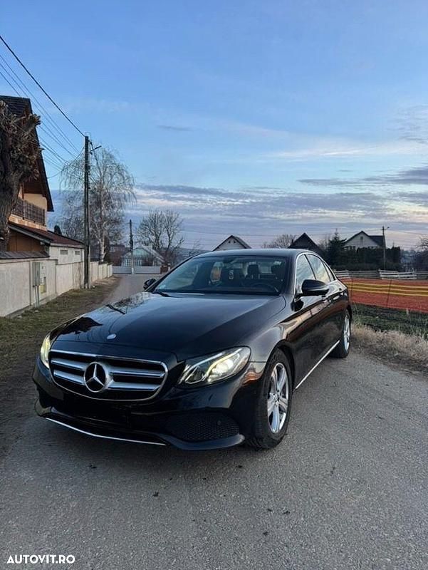 Culoarenegru Utilizat 2017 Mercedes E220 Berlinǎ | 17.290 EUR (Super Preț) - Imagine 1/4