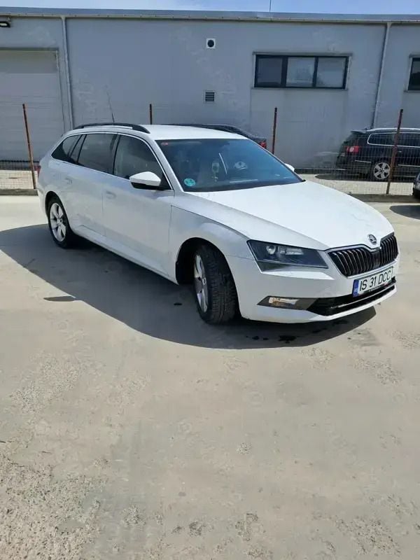 Alb Utilizat 2016 Skoda Superb Break | 9.199 EUR (Super Preț) - Imagine 1/4