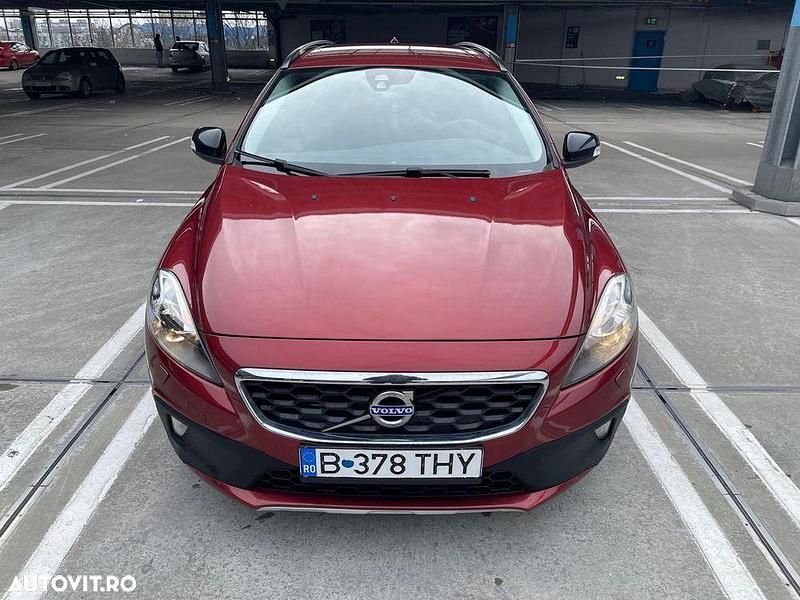 Second-hand Volvo V40 You! 115 CP (84 kW) 2015 Culoarerosu Hatchback